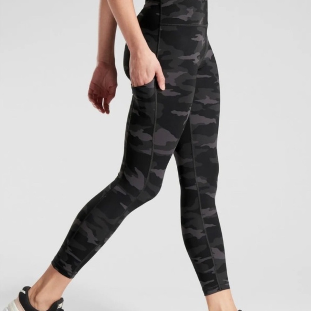 Athleta Ultimate Camo 7/8 Tight Size XS - Picture 4 of 16